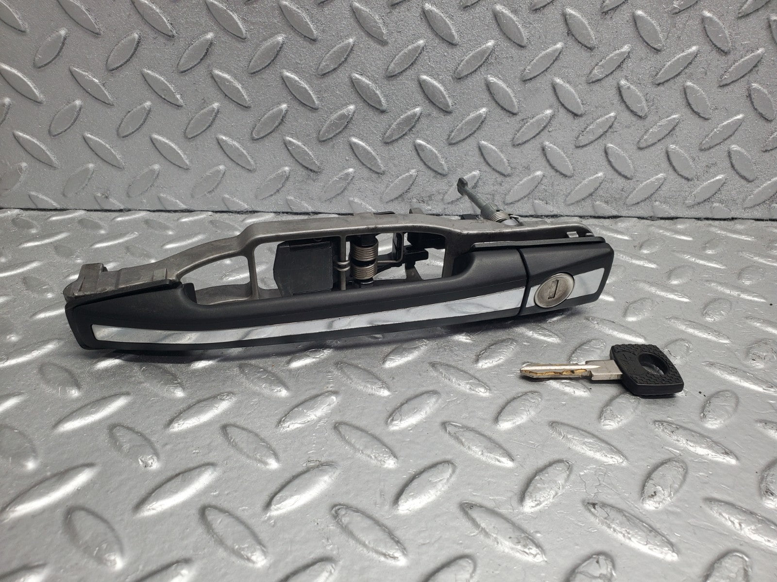 W124 Wagon left door exterior handle with key used OEM