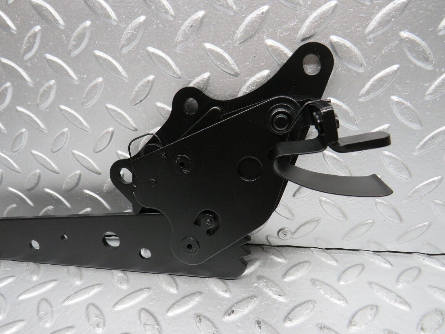 31525 Mercedes-Benz S124 220TE Wagon Rear Seat Hinge Pair