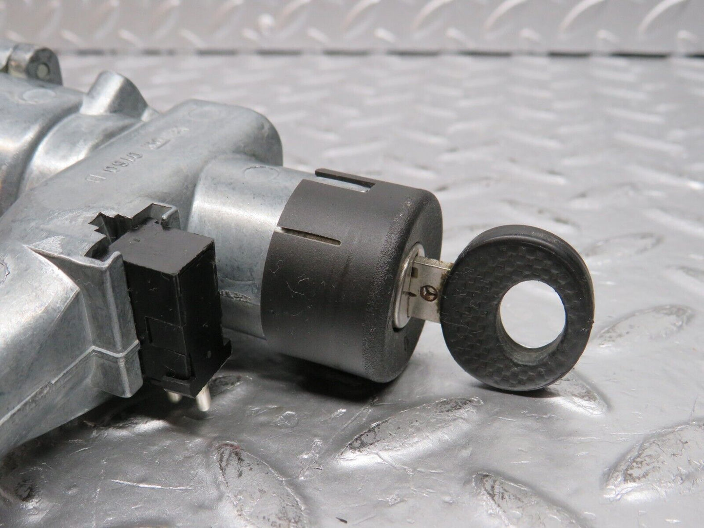 31073 Mercedes-Benz W123 200D Steering Lock Ignition Switch With Key