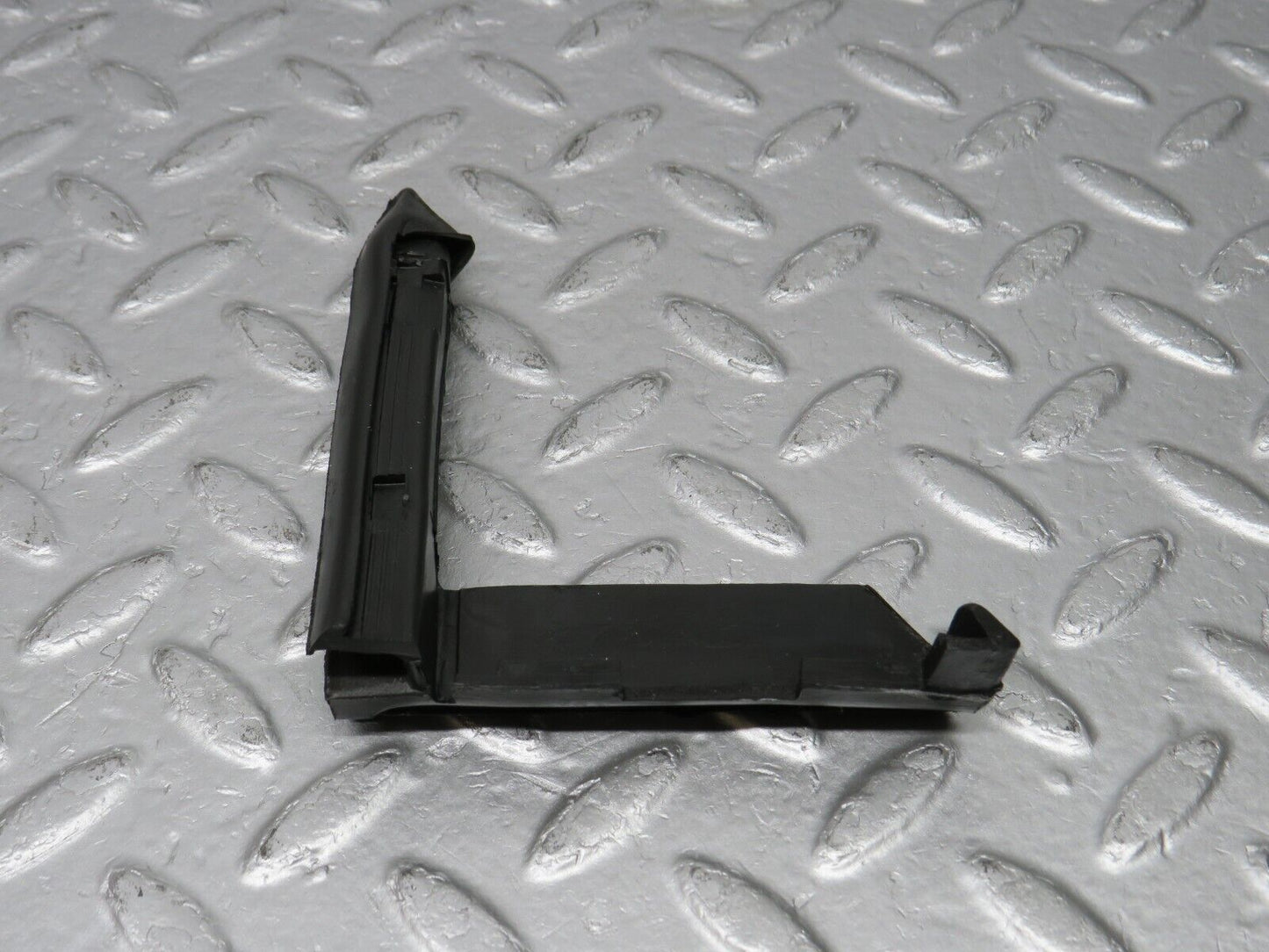 39172 Mercedes-Benz R107 500SL Front Left Rubber Window Guide 1077250125