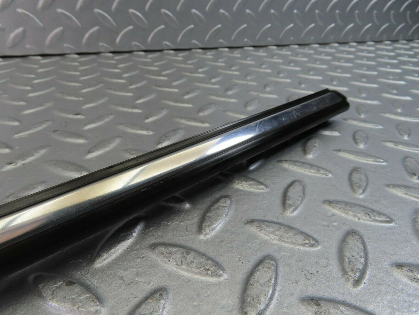 10262 Mercedes-Benz W123 Front Left Fender Centre Moulding Trim
