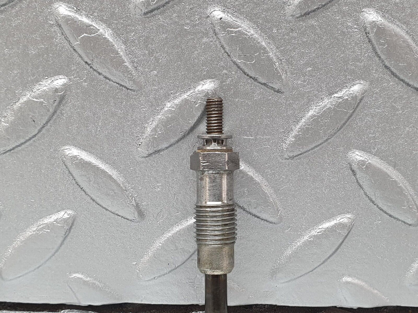 40845 Mercedes-Benz W123 300D Glow Plug Beru 0100221107