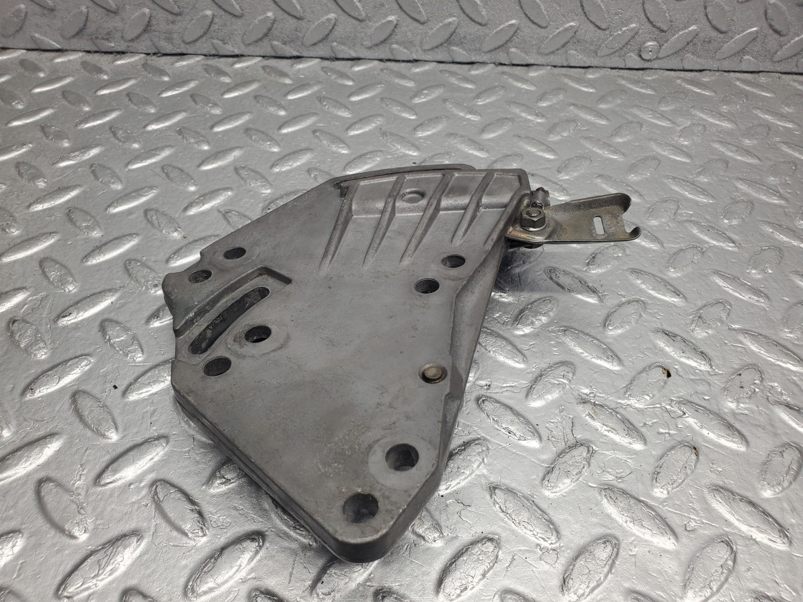 W124 Wagon power steering pump bracket used OEM