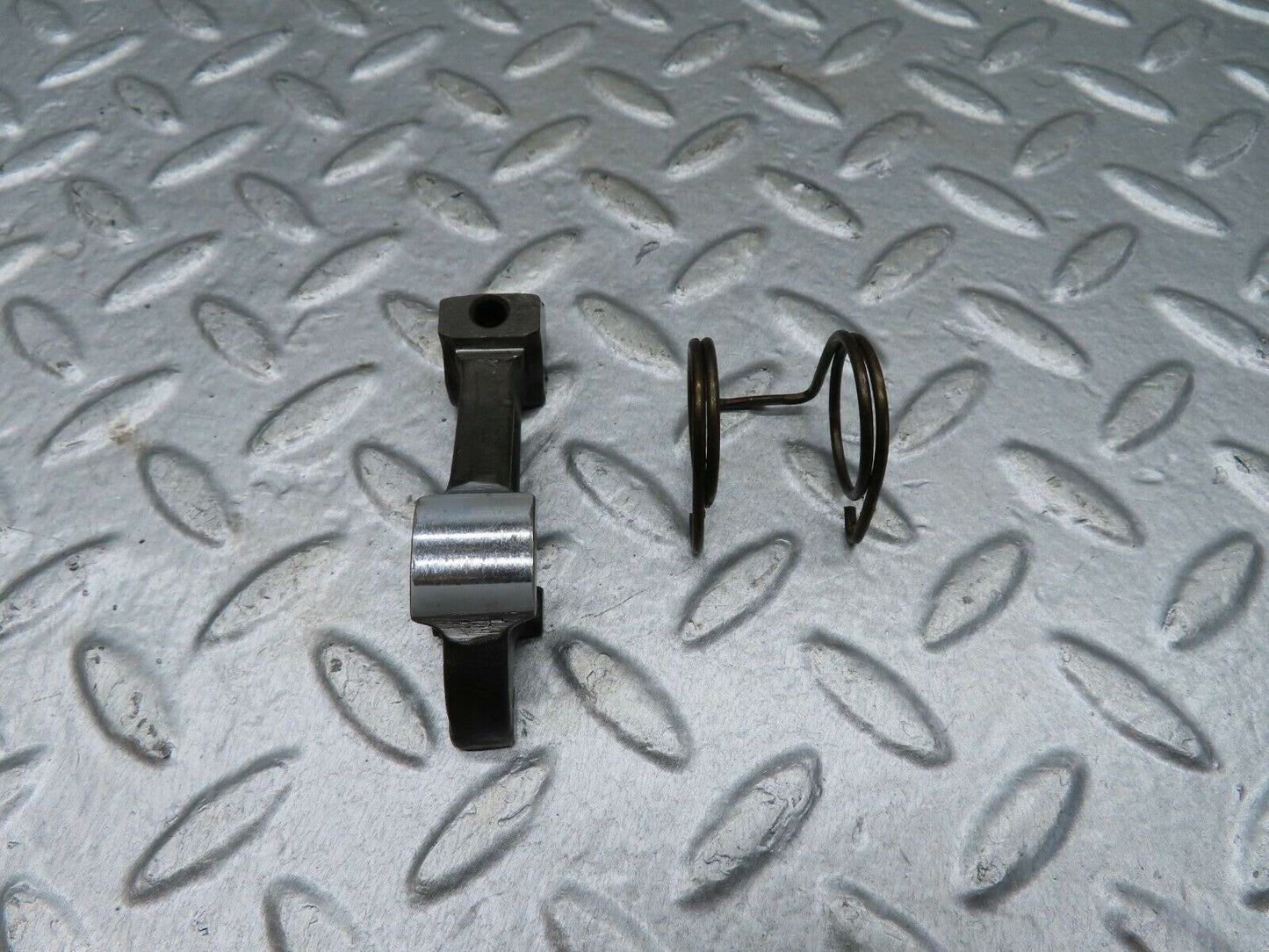 18061 Mercedes-Benz W123 200 Valve Rocker Arm With Retaining Spring