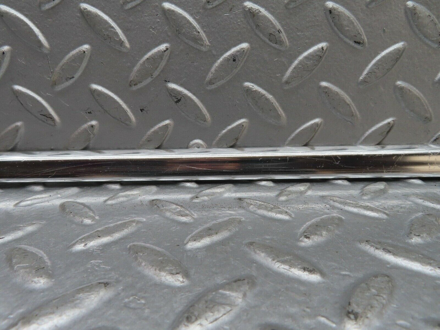 19125 Mercedes-Benz W123 300D Front Left Door Chrome Moulding Trim