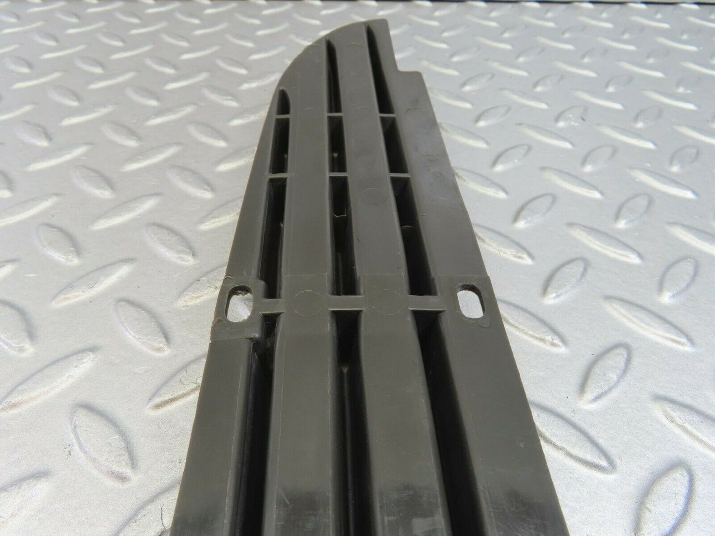 8859 Mercedes-Benz W115 Front Lower Grill Left