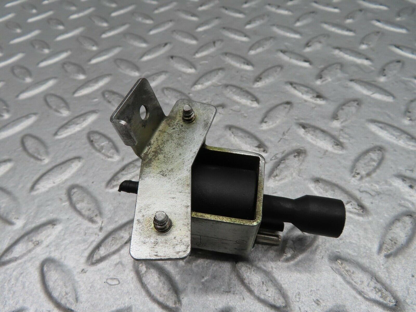 14737 Mercedes-Benz W201 190E Vacuum Control Valve 0015408697