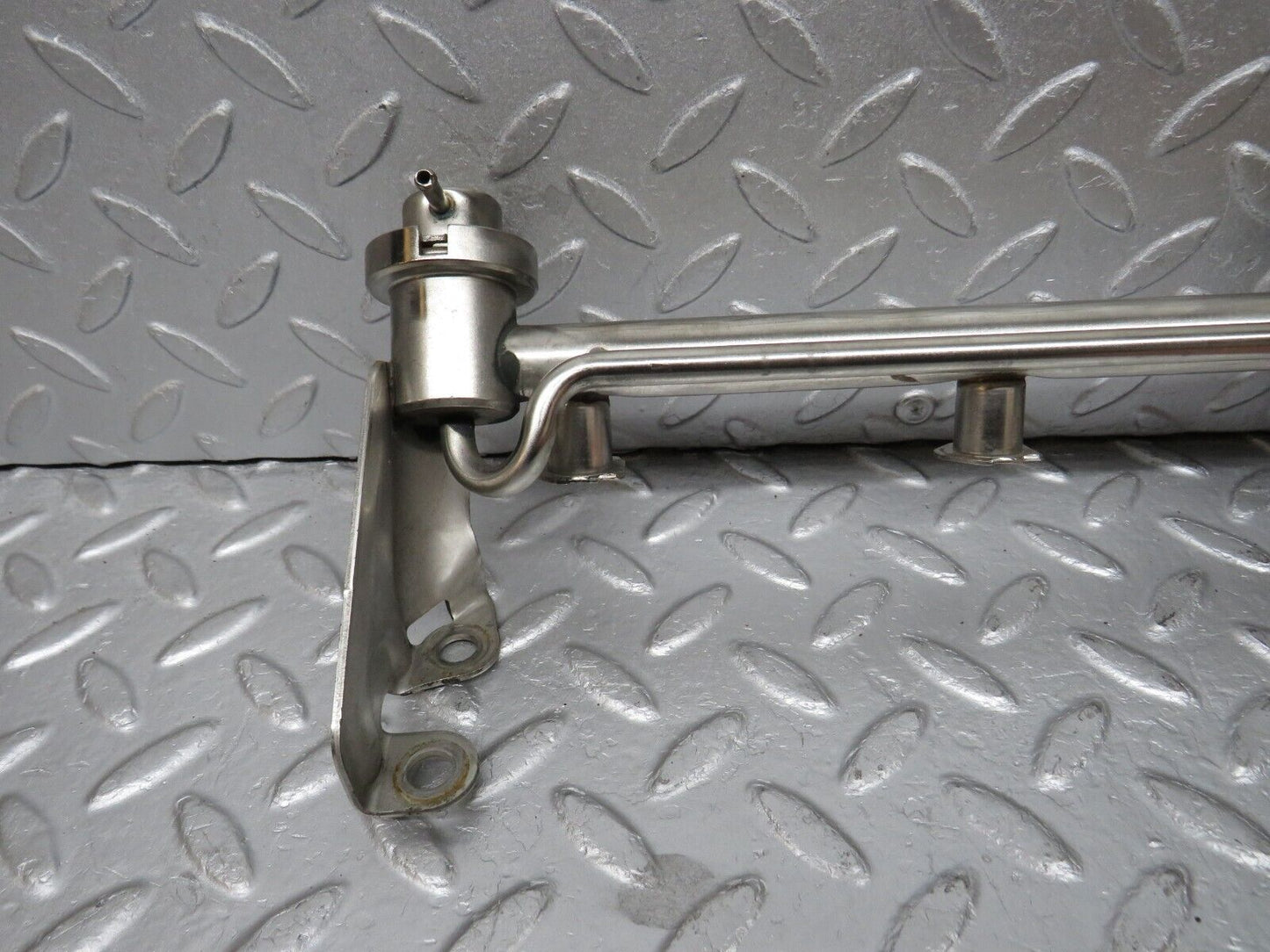 39441 Mercedes-Benz R129 320SL Coupe Fuel Injector Rail With Fuel Pressure Regulator 1040701395
