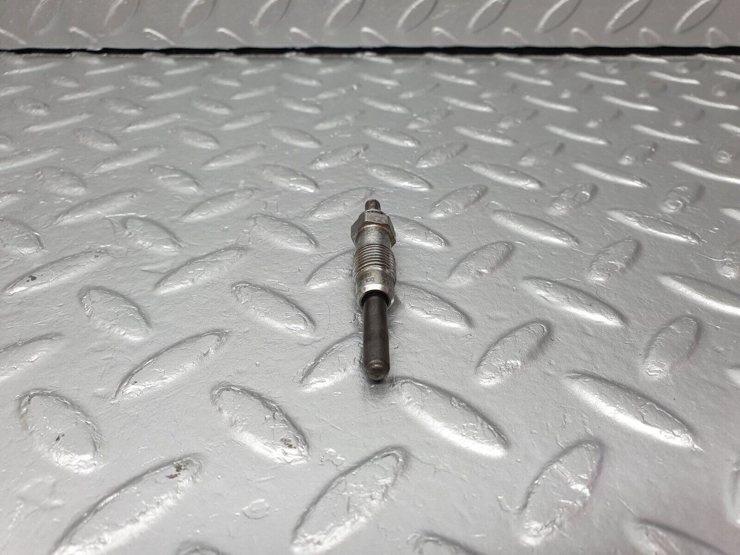 40846 Mercedes-Benz W123 300D Glow Plug Beru 0100221107