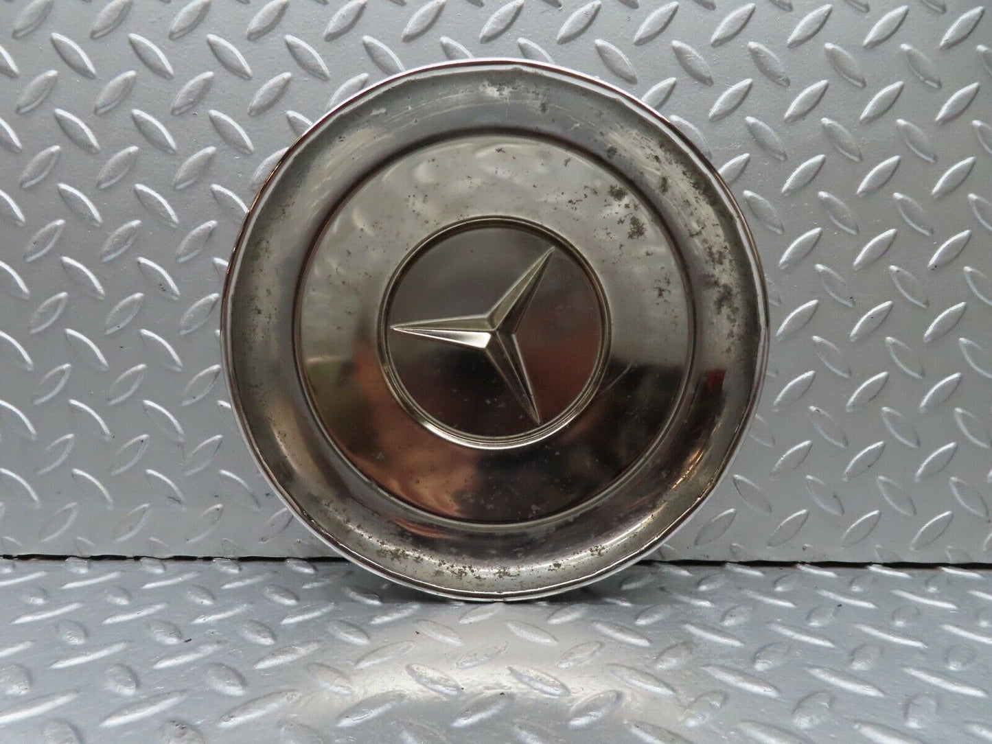 18178 Mercedes-Benz W111 220SE Coupe Chrome Wheel Hub Cap