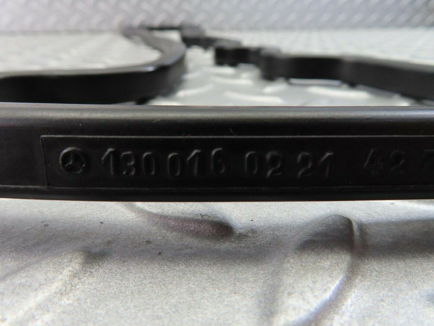8103 Mercedes-Benz W108 Valve Cover Gasket Seal 1300160221