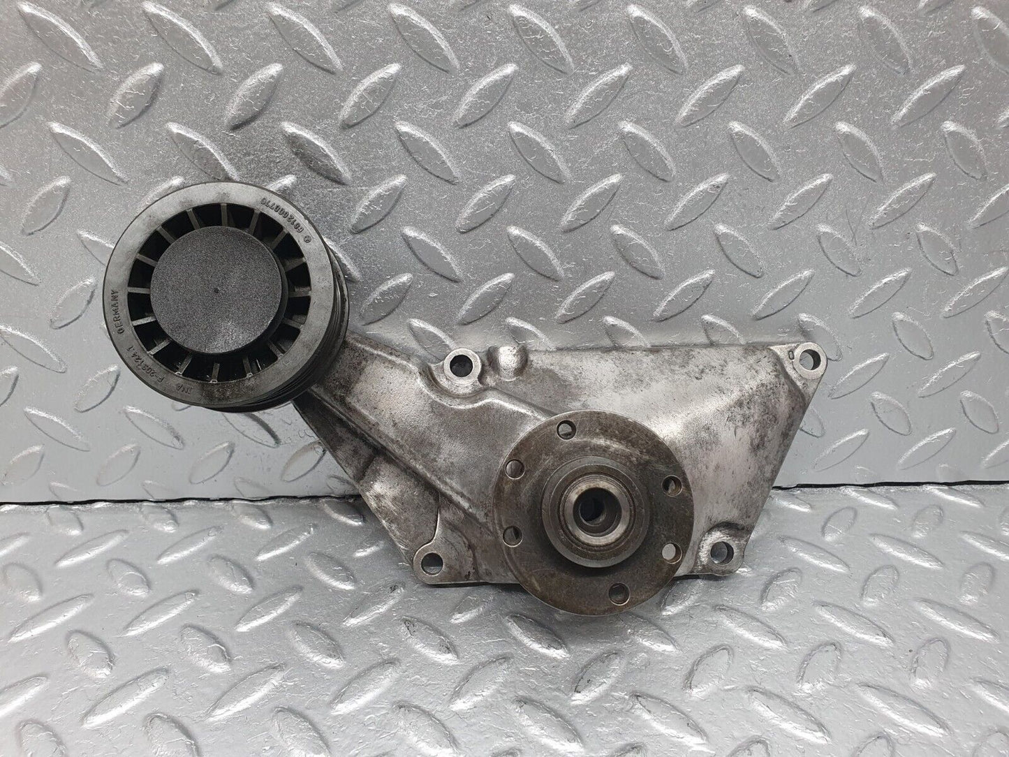 41024 Mercedes-Benz W126 300SE Engine Cooling Fan Clutch Bracket 1032050805 6012000770
