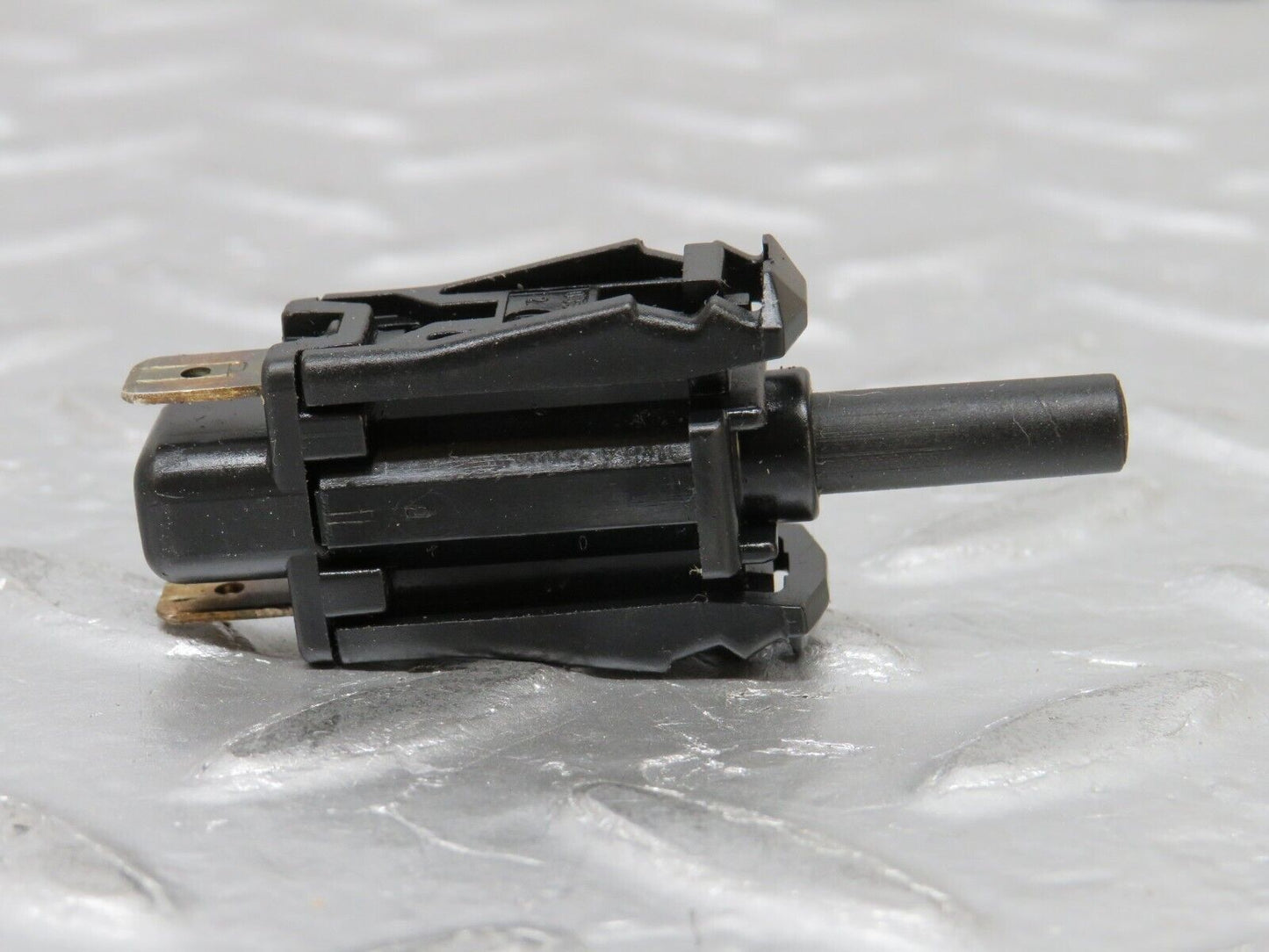 0587 Mercedes-Benz W123 230E Door Contact Switch 0015458714
