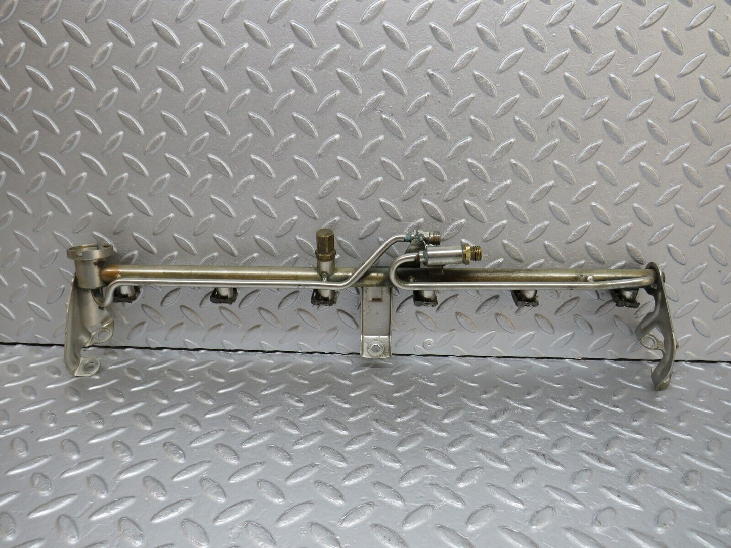 38079 Mercedes-Benz A124 320E Cabriolet Fuel Injector Rail