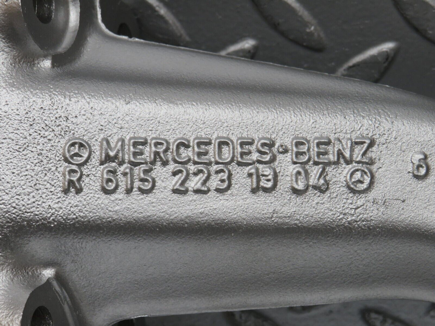 0880 Mercedes-Benz W123 240D Engine Mount Bracket Left Side 6152231304
