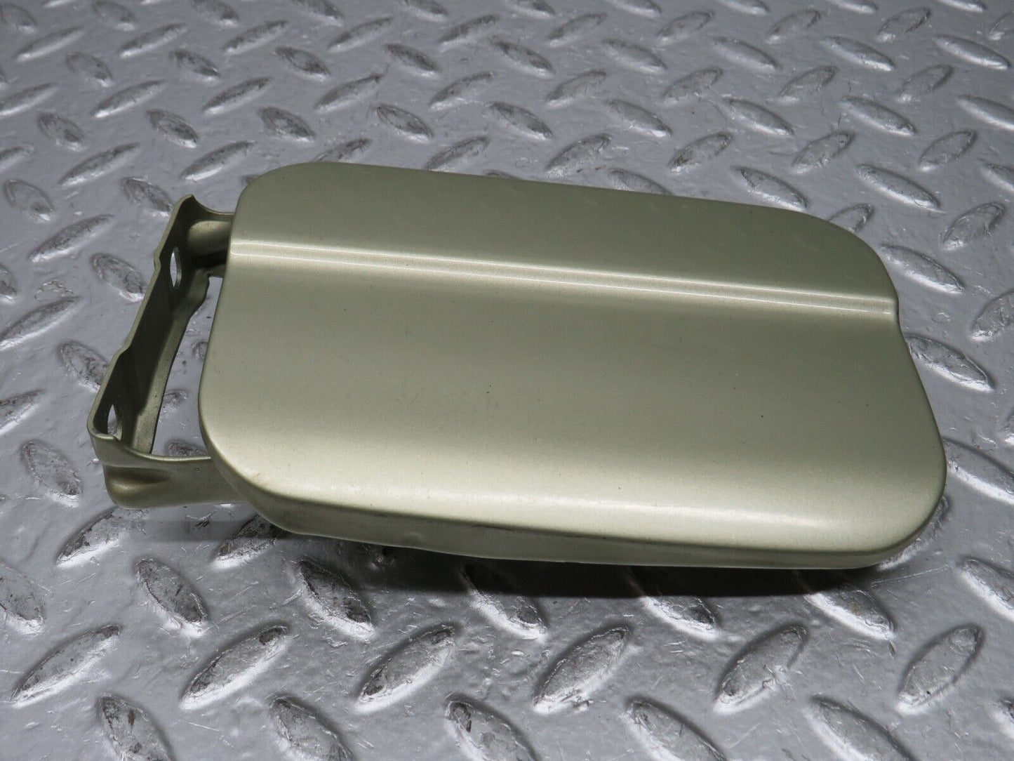 0565 Mercedes-Benz W123 230E Fuel Tank Flap Cap 1235840039