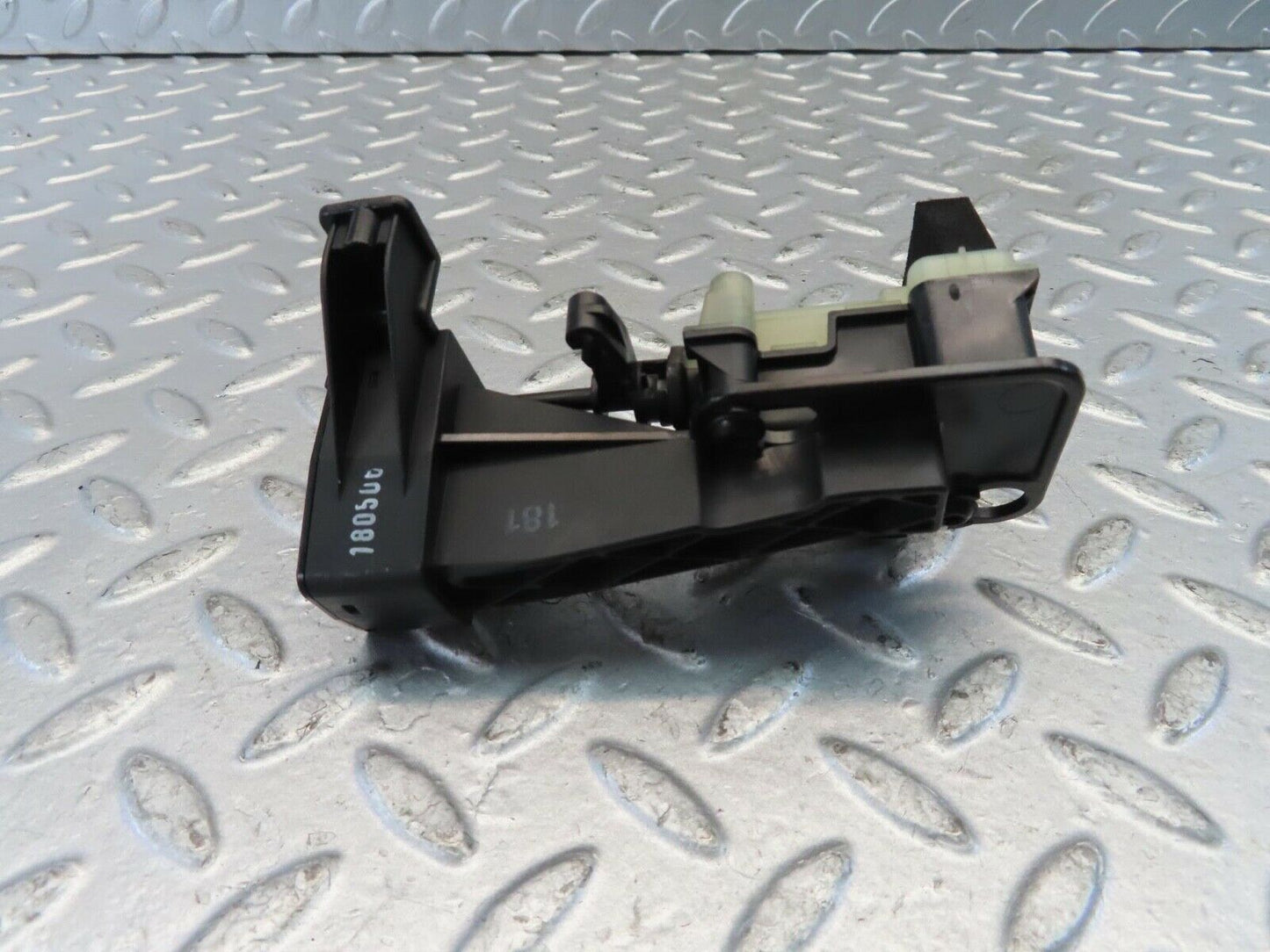 11217 Mercedes-Benz W221 S320 Fuel Tank Flap Cap Lock 2518200197