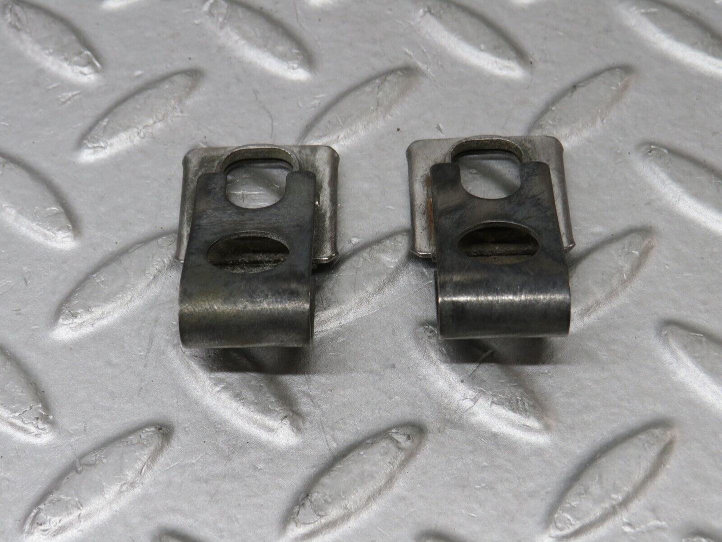 36243 Mercedes-Benz W126 420SE Fuel Injector Bracket 2x