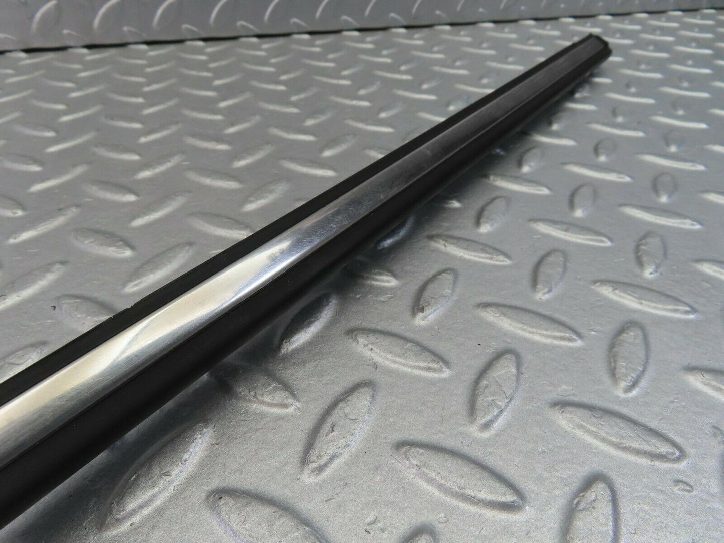 9968 Mercedes-Benz C123 230CE Coupe Front Left Fender Centre Chrome Trim