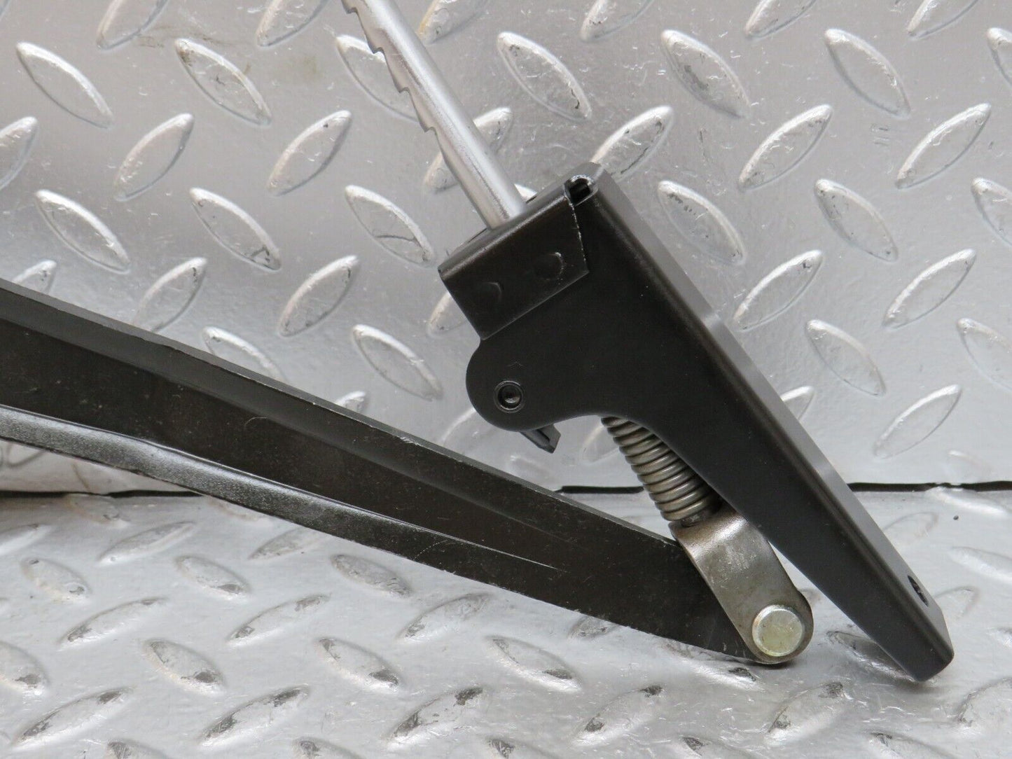 28390 Mercedes-Benz S123 240D Wagon Handbrake Regulator