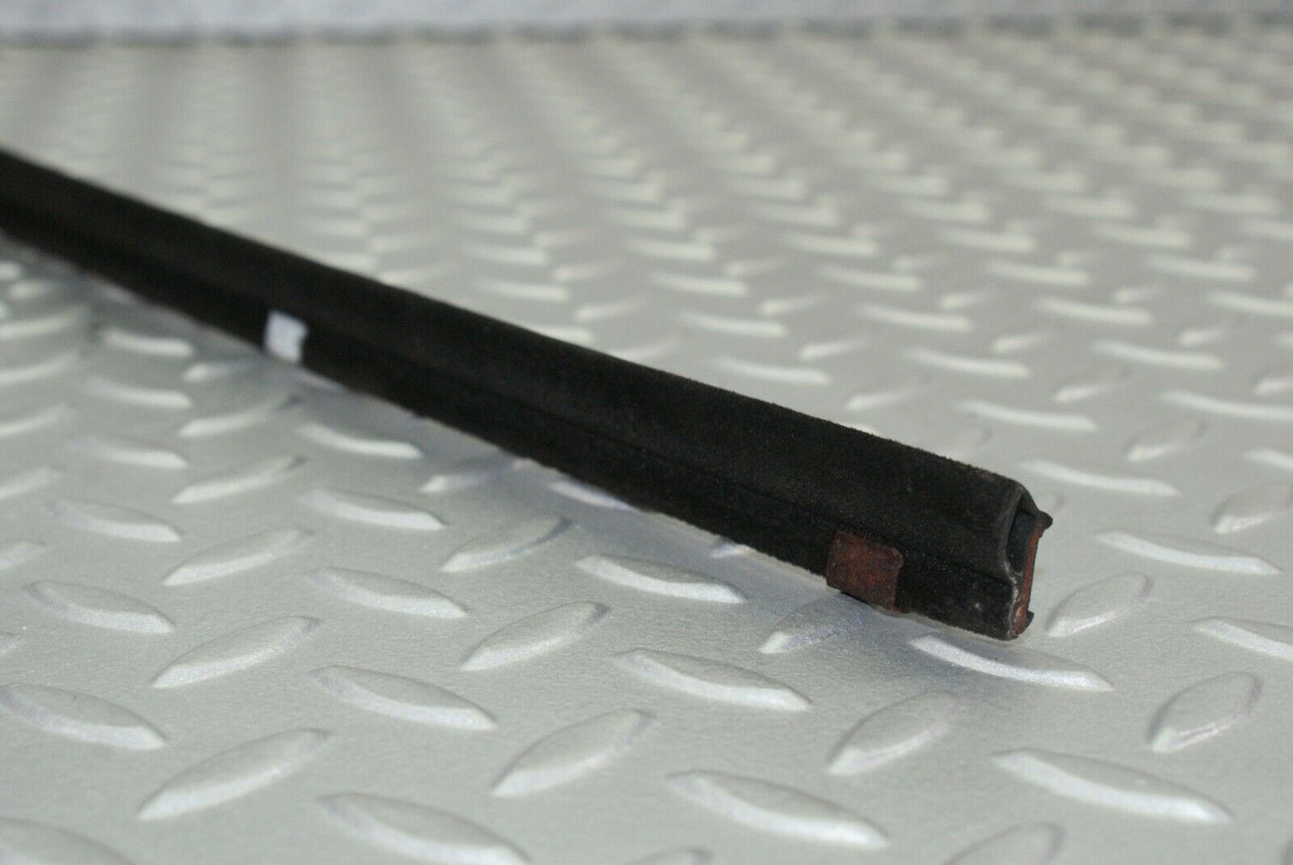 2647 Mercedes-Benz W116 350SE Glass Seal Trim Rubber Front Right