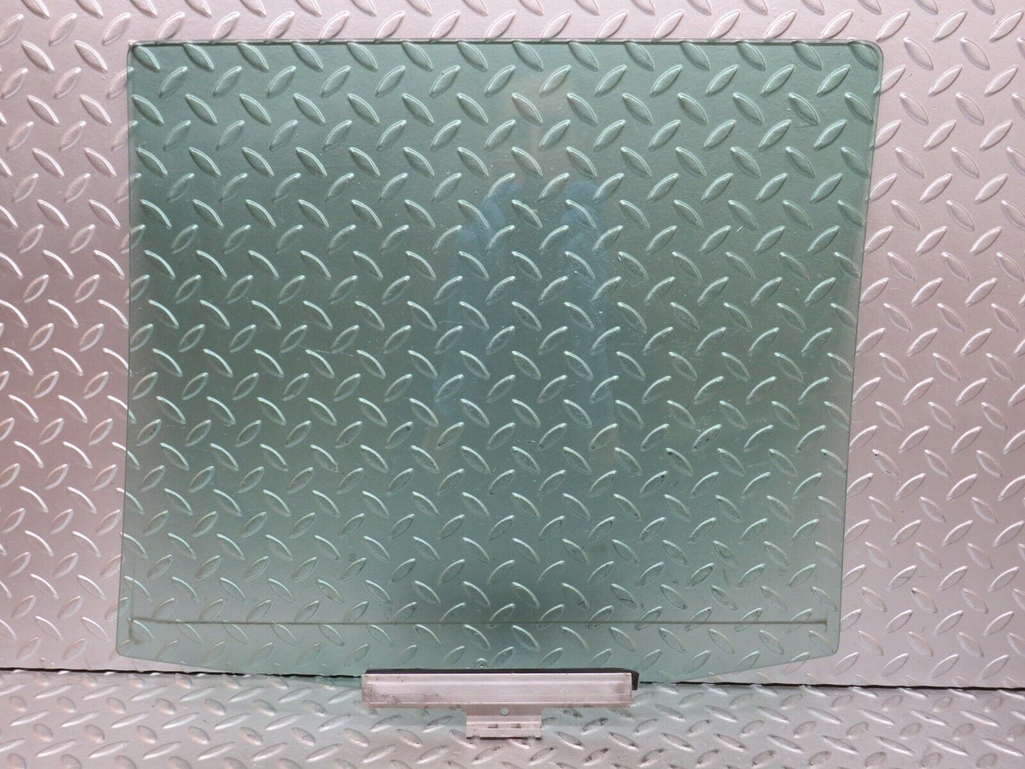 27635 Mercedes-Benz S124 300TE Wagon Rear Right Door Window Glass