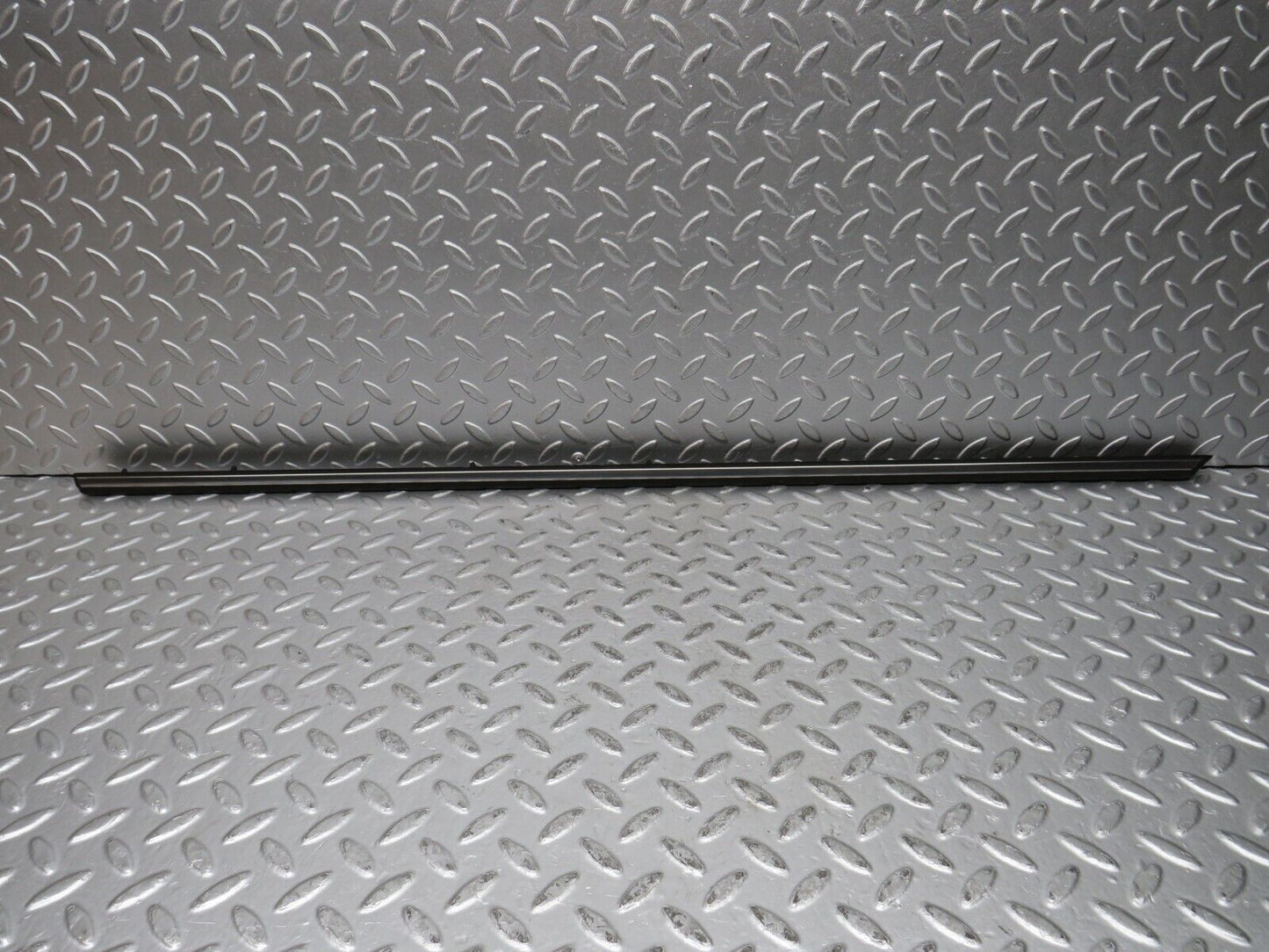 32110 Mercedes-Benz W123 230E Front Right Door Centre Moulding Trim