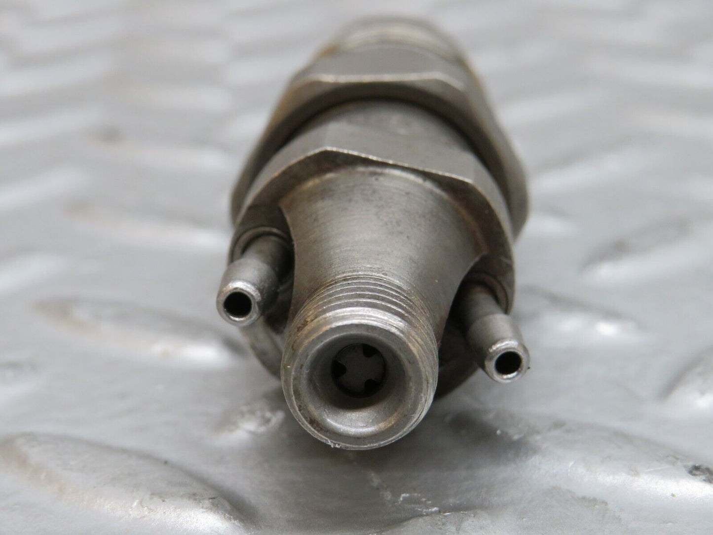 28505 Mercedes-Benz S123 240D Wagon Fuel Injector Bosch KCA30S35/4