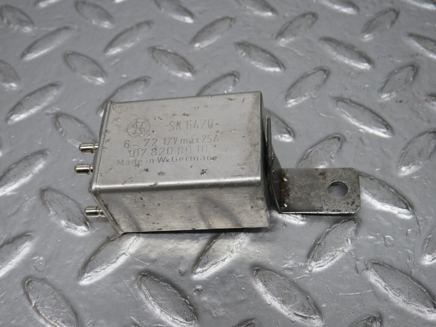 0679 Mercedes-Benz C107 350SLC Coupe Rear Heated Window Relay 1078200010