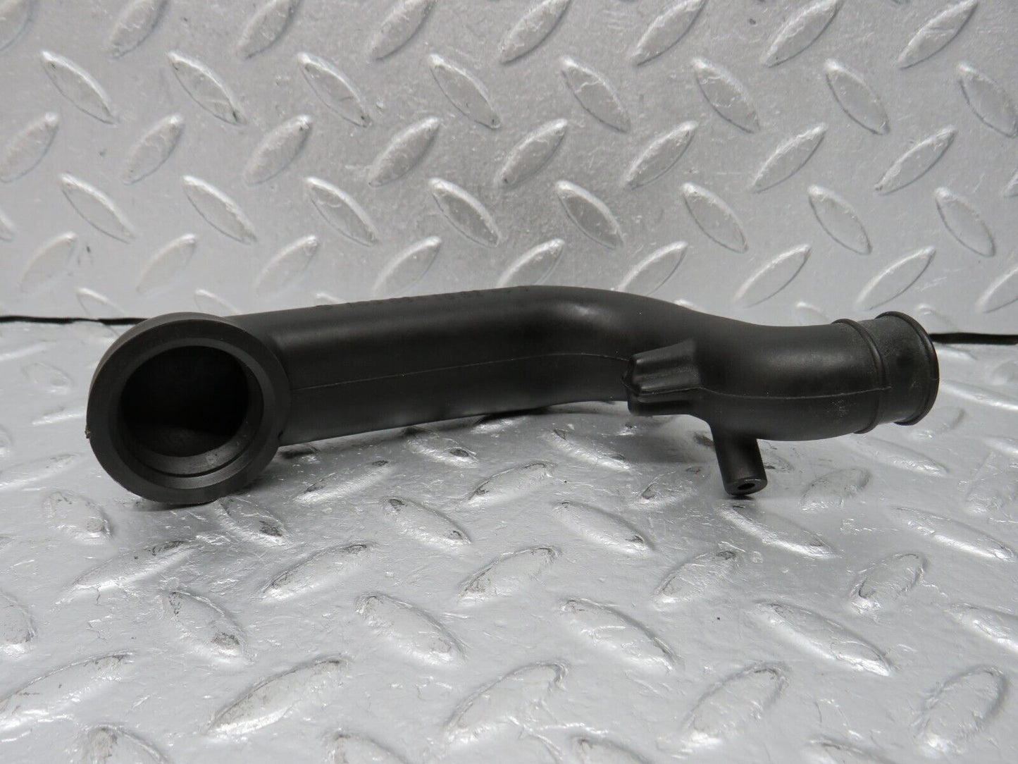 38886 Mercedes-Benz W201 190E 2.6L Crankcase Breather Pipe 1030941982