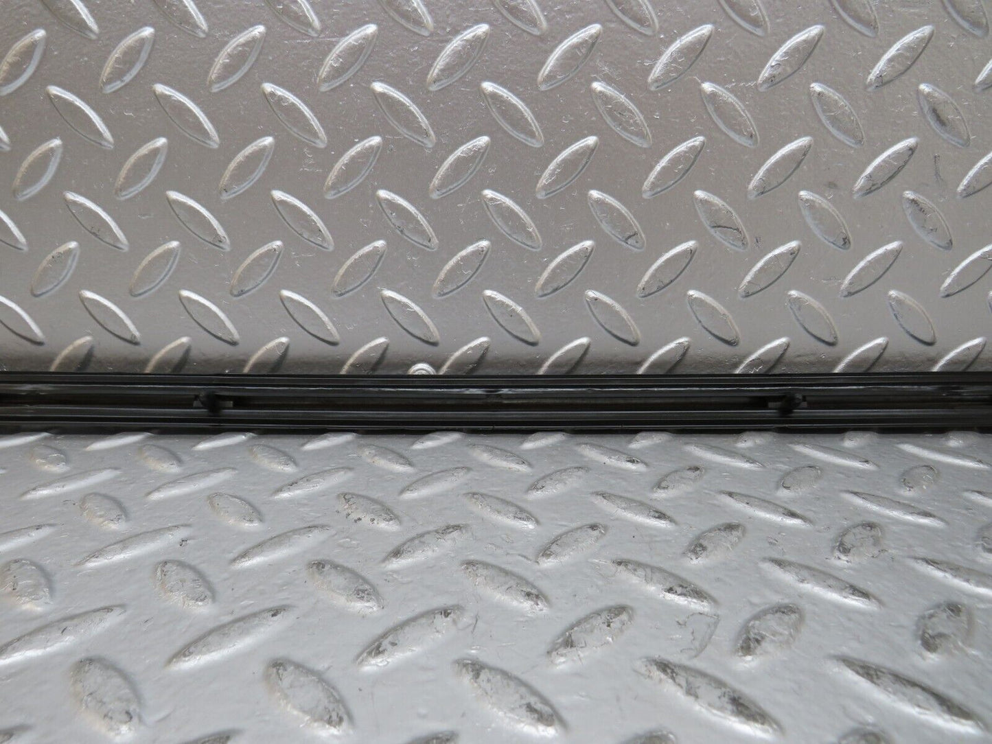 27109 Mercedes-Benz W123 280E Front Left Fender Wing Centre Moulding Trim