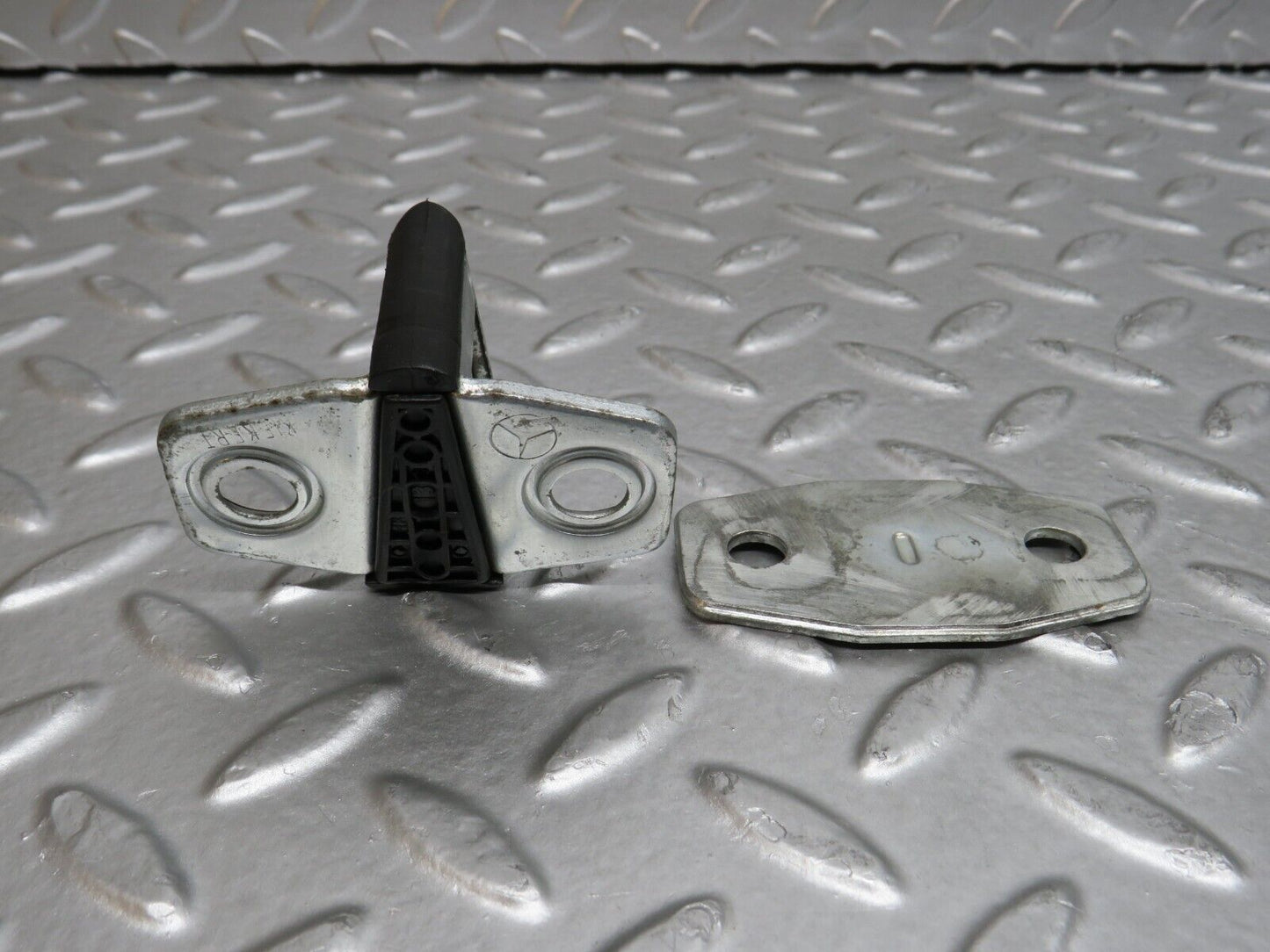 29573 Mercedes-Benz W124 230E Door Lock Latch