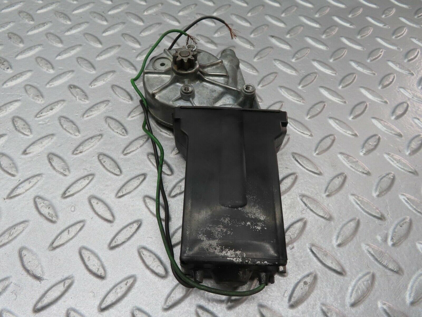 12424 Mercedes-Benz W108 280SE 3.5 Window Regulator Motor Rear Left 0132001101