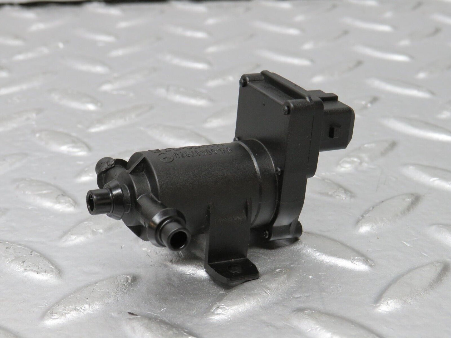 33482 Mercedes-Benz W202 C180 Heater Control Vacuum Valve 2028000178