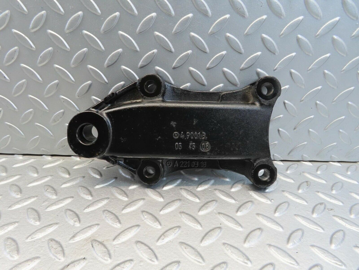11317 Mercedes-Benz W221 S320 Differential Bracket A2210318
