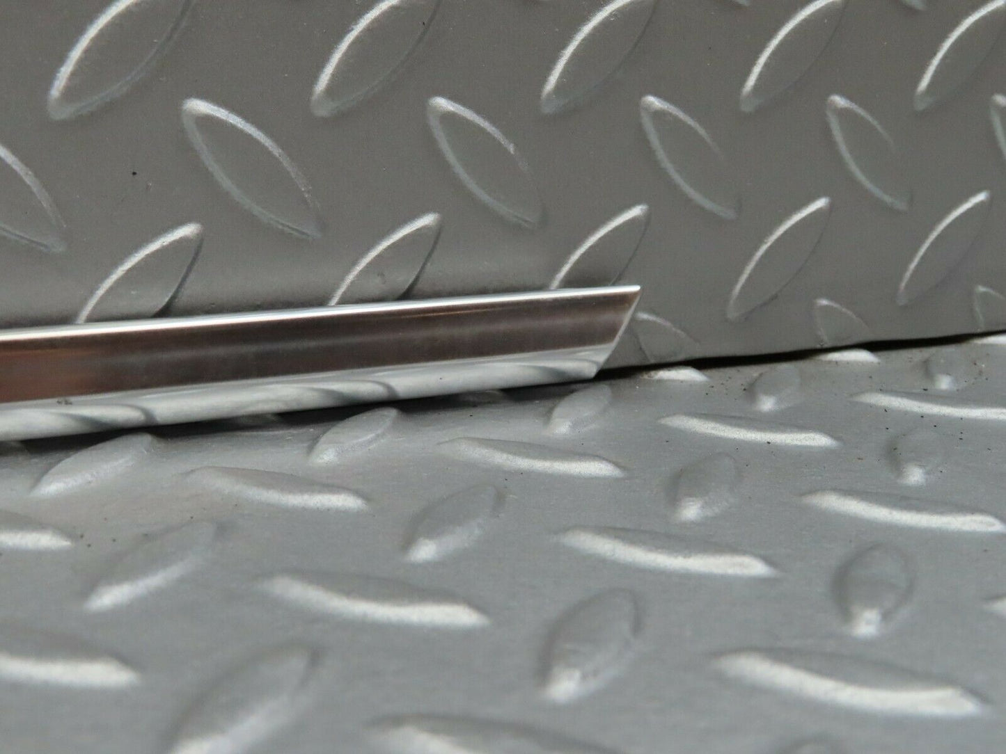 5910 Mercedes-Benz W123 200 Front Left Door Chrome Moulding Trim