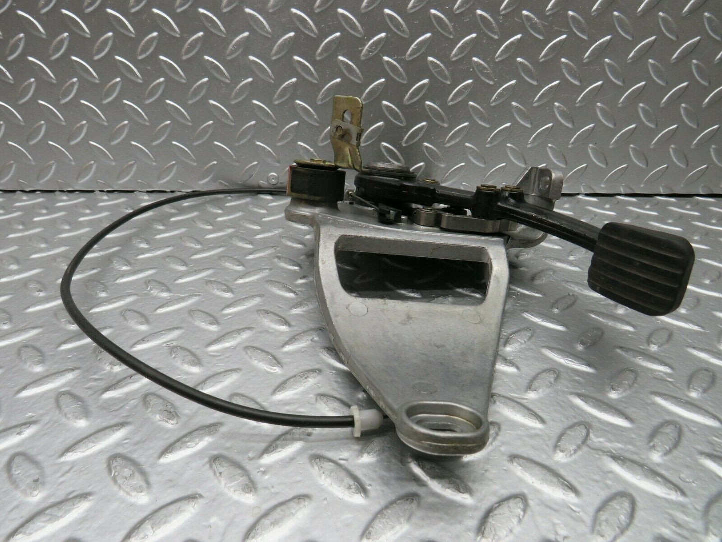 22527 Mercedes-Benz C124 E220 Coupe Parking Brake Pedal 1244270736 1244270801