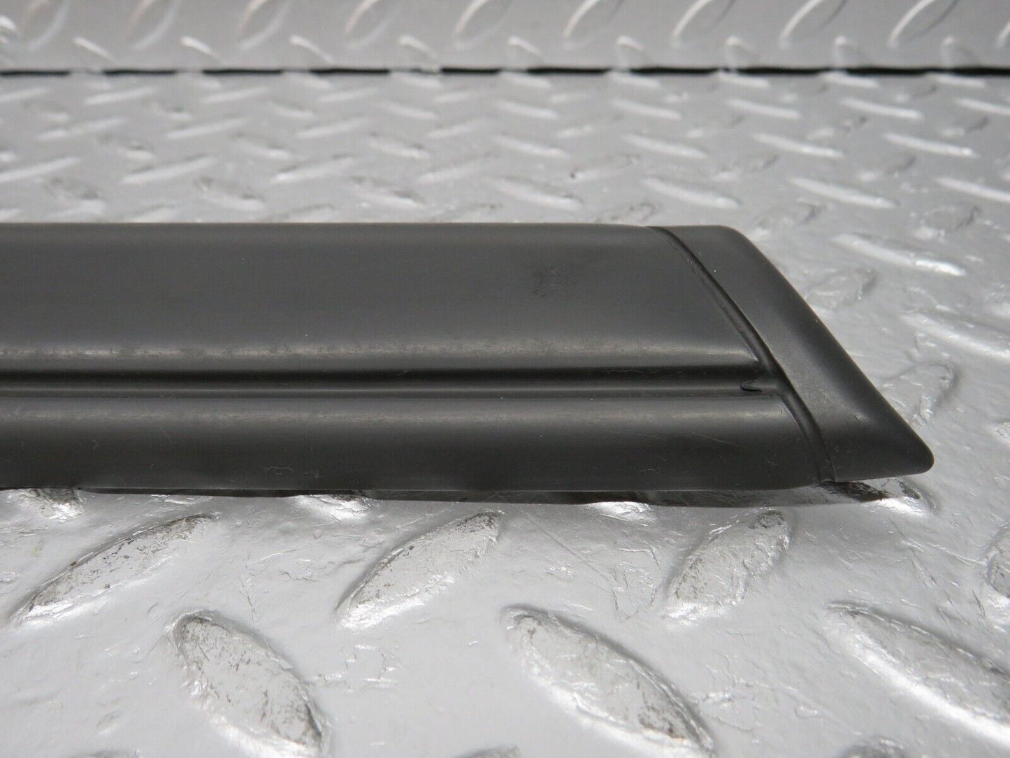 32298 Mercedes-Benz S124 300TE Wagon Front Left Fender Wing Centre Moulding Trim
