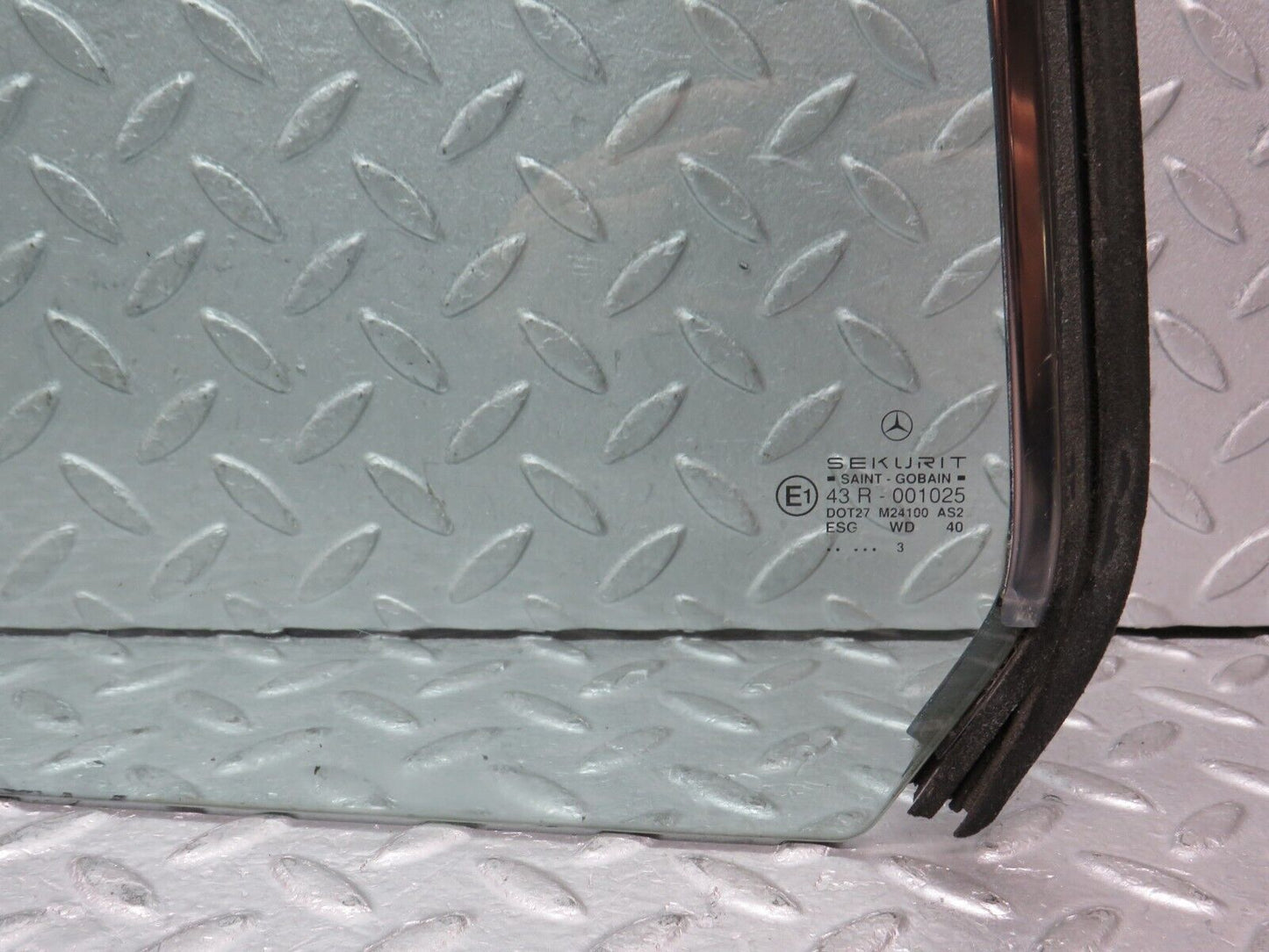37876 Mercedes-Benz A124 320E Cabriolet Rear Right Window Glass