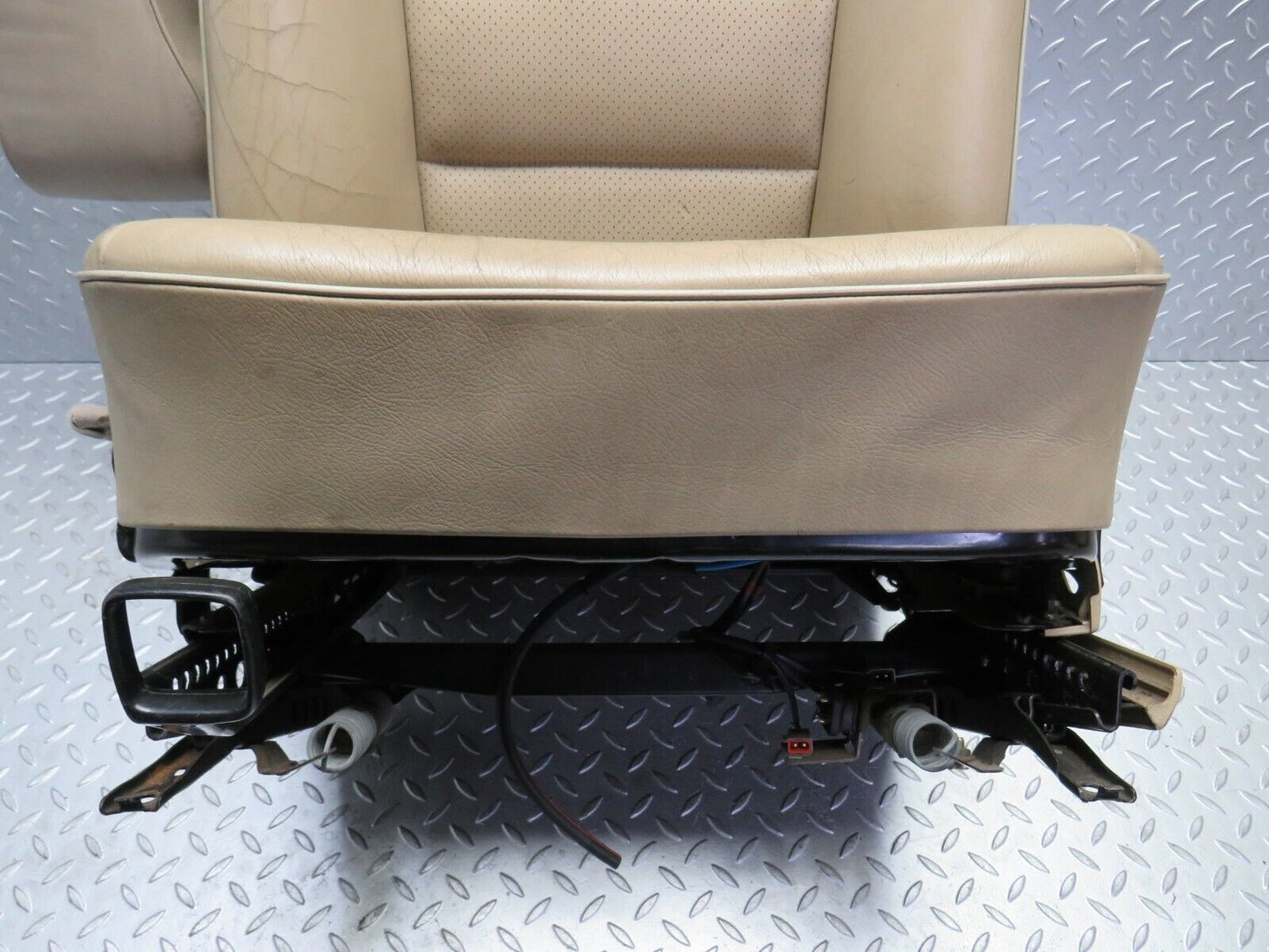 28970 Mercedes-Benz C124 320CE Coupe Front Left Seat Leather Beige