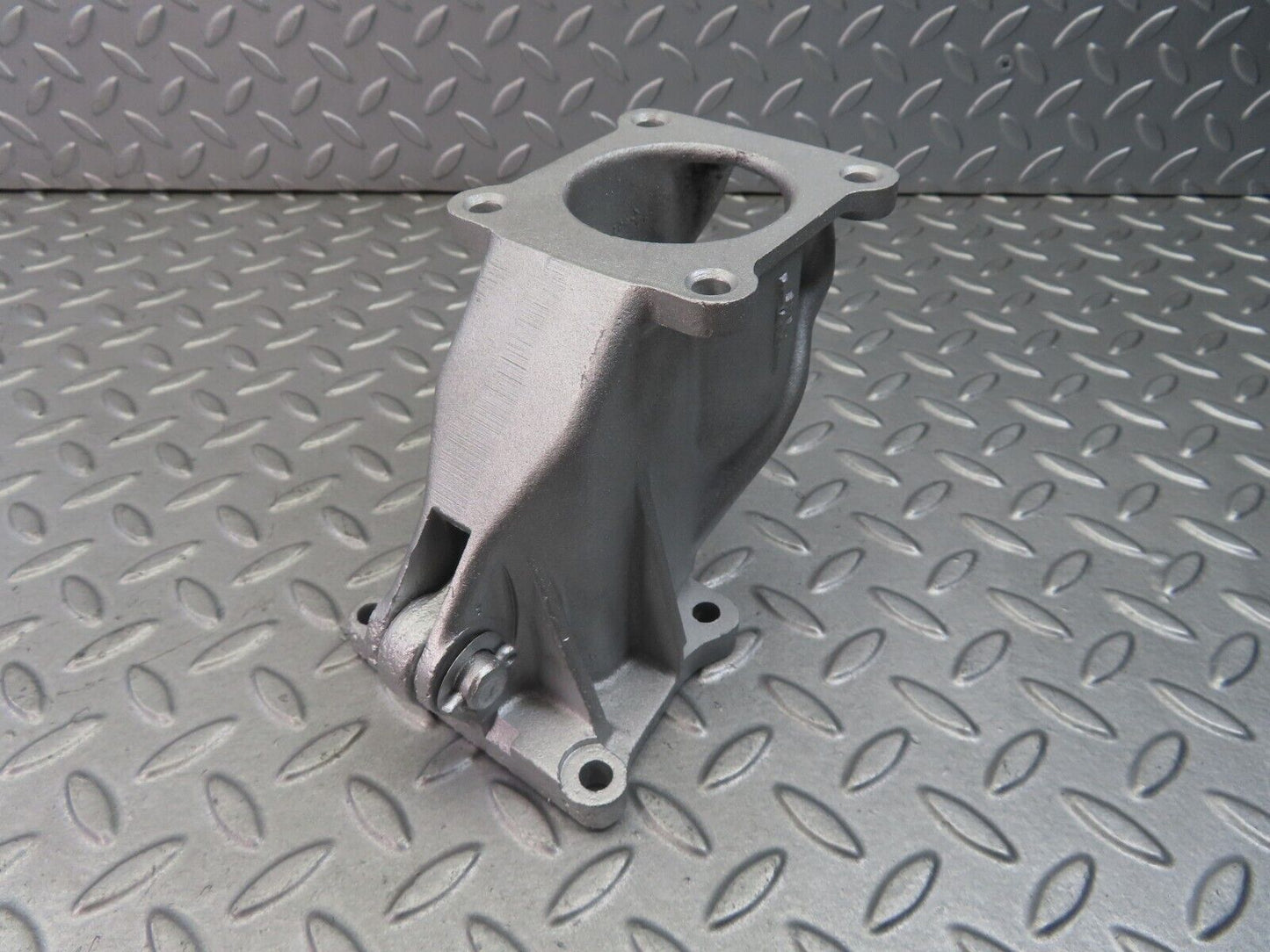 8322 Mercedes-Benz W111 Brake Booster Bracket Holder 1134350140