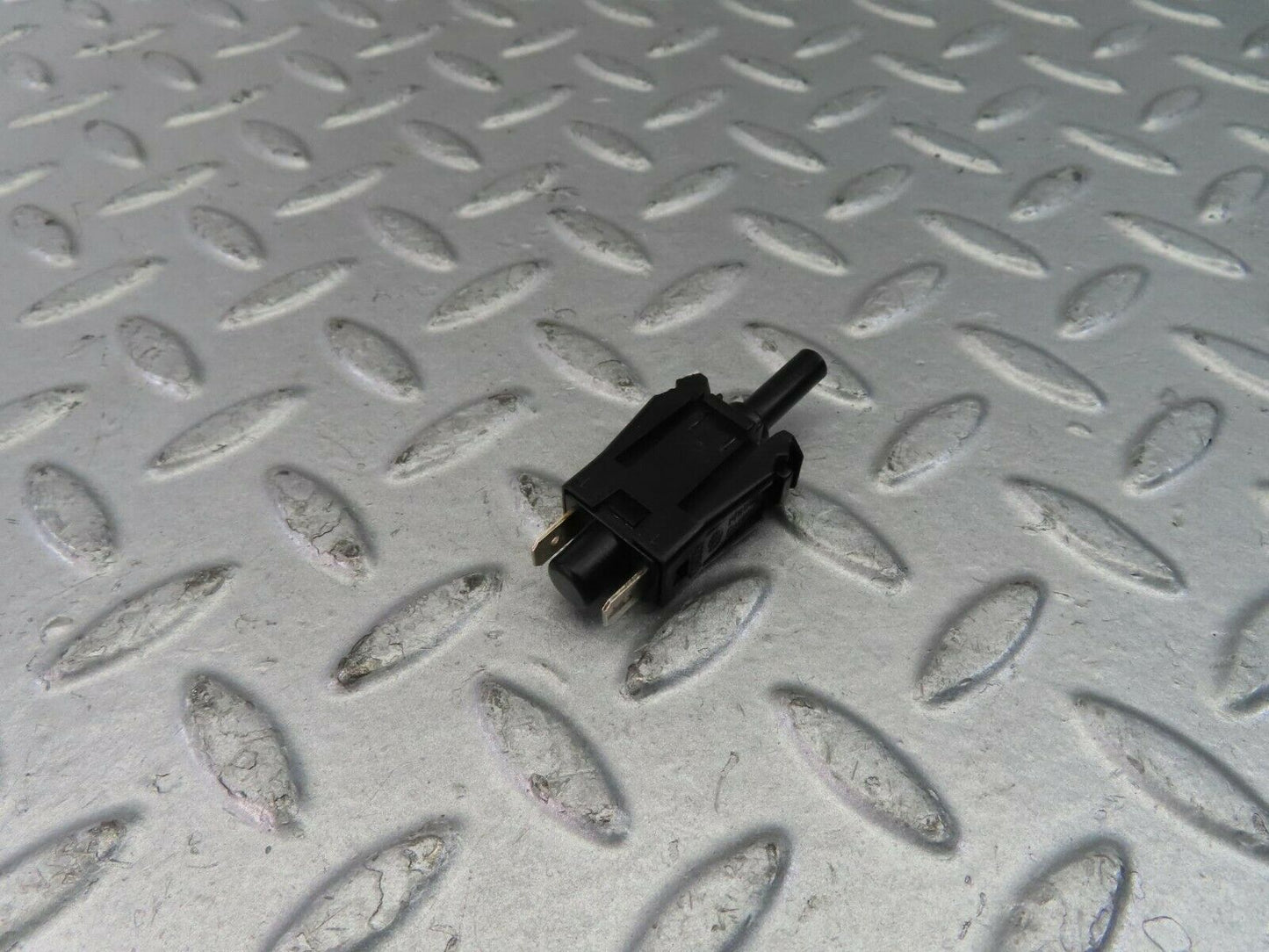 10400 Mercedes-Benz W201 190E Door Contact Switch 0015458714