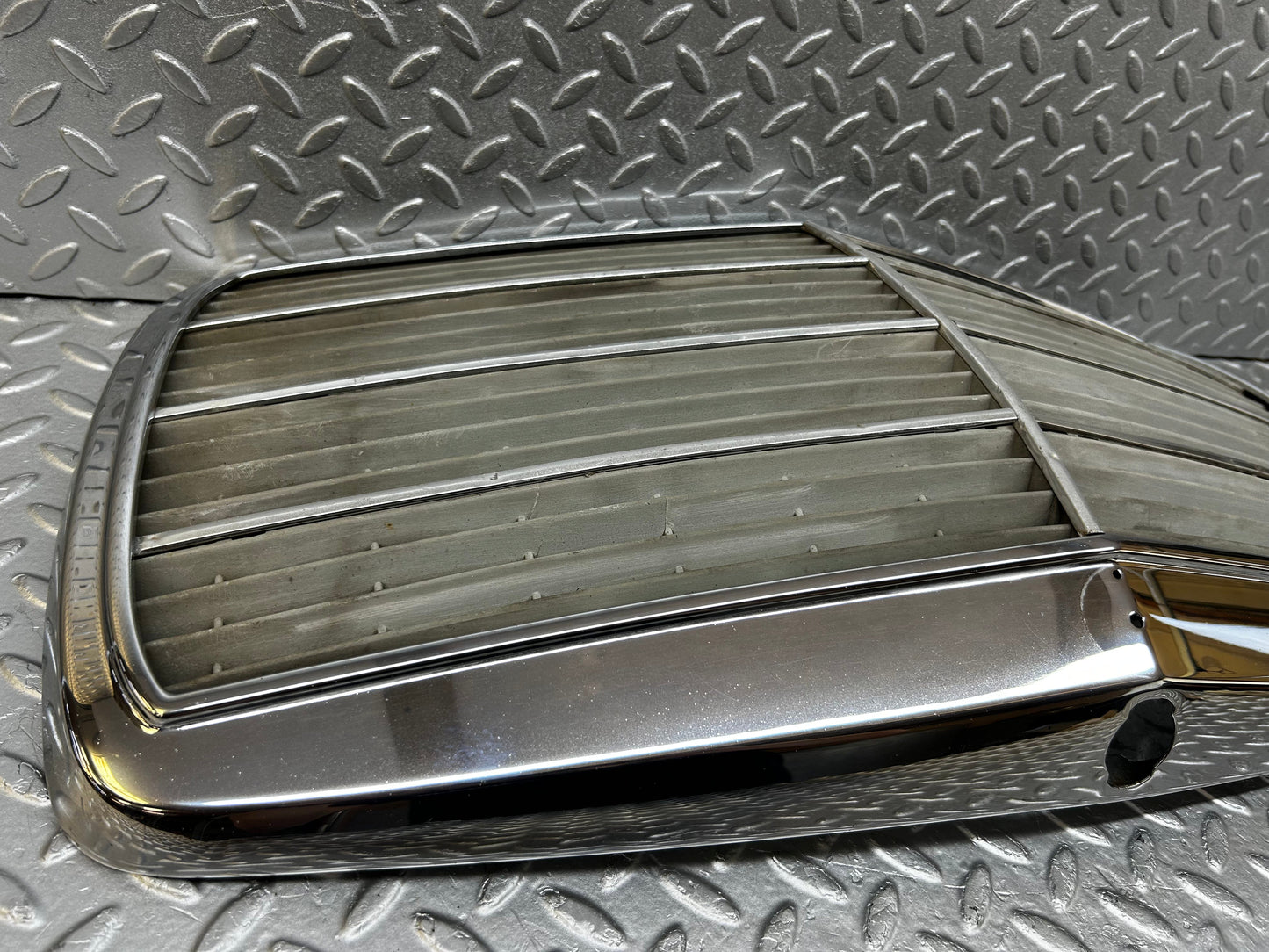 31899 Mercedes-Benz W123 Bonnet Grill Chrome 1238880923