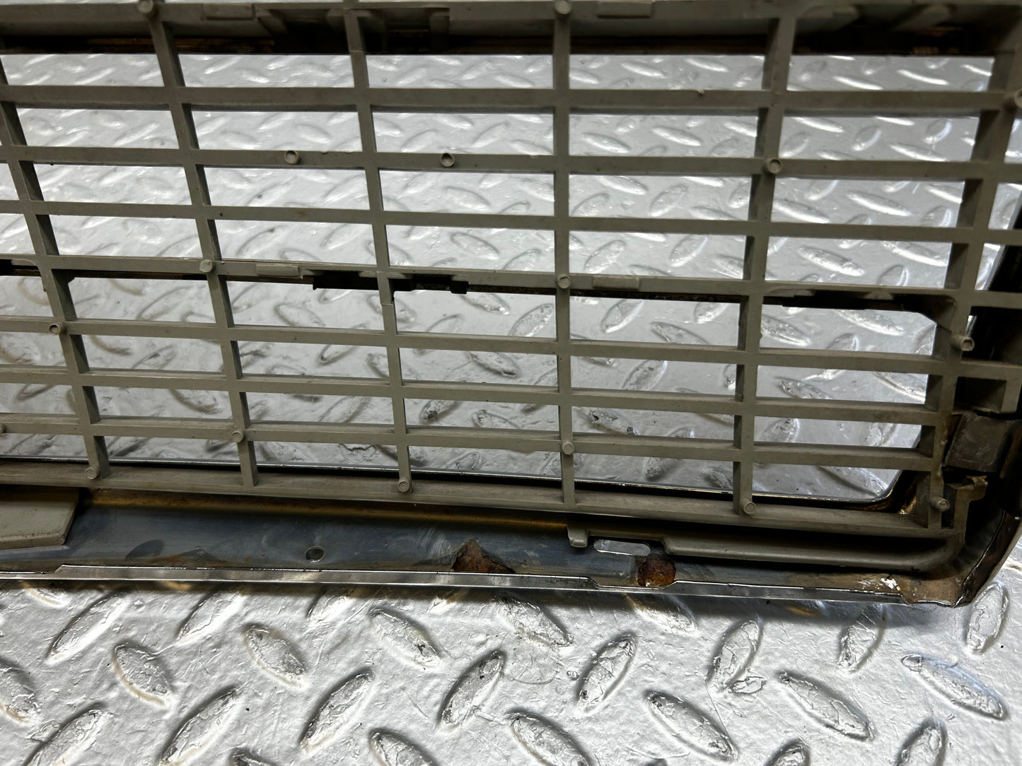 31899 Mercedes-Benz W123 Bonnet Grill Chrome 1238880923