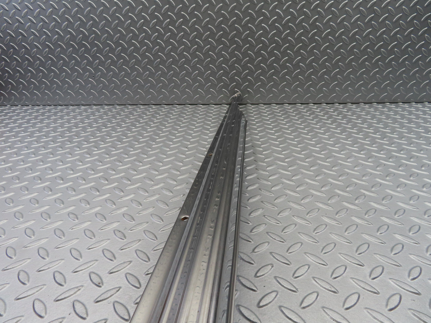 39866 Mercedes-Benz C107 350SLC Coupe Right Door Sill Chrome