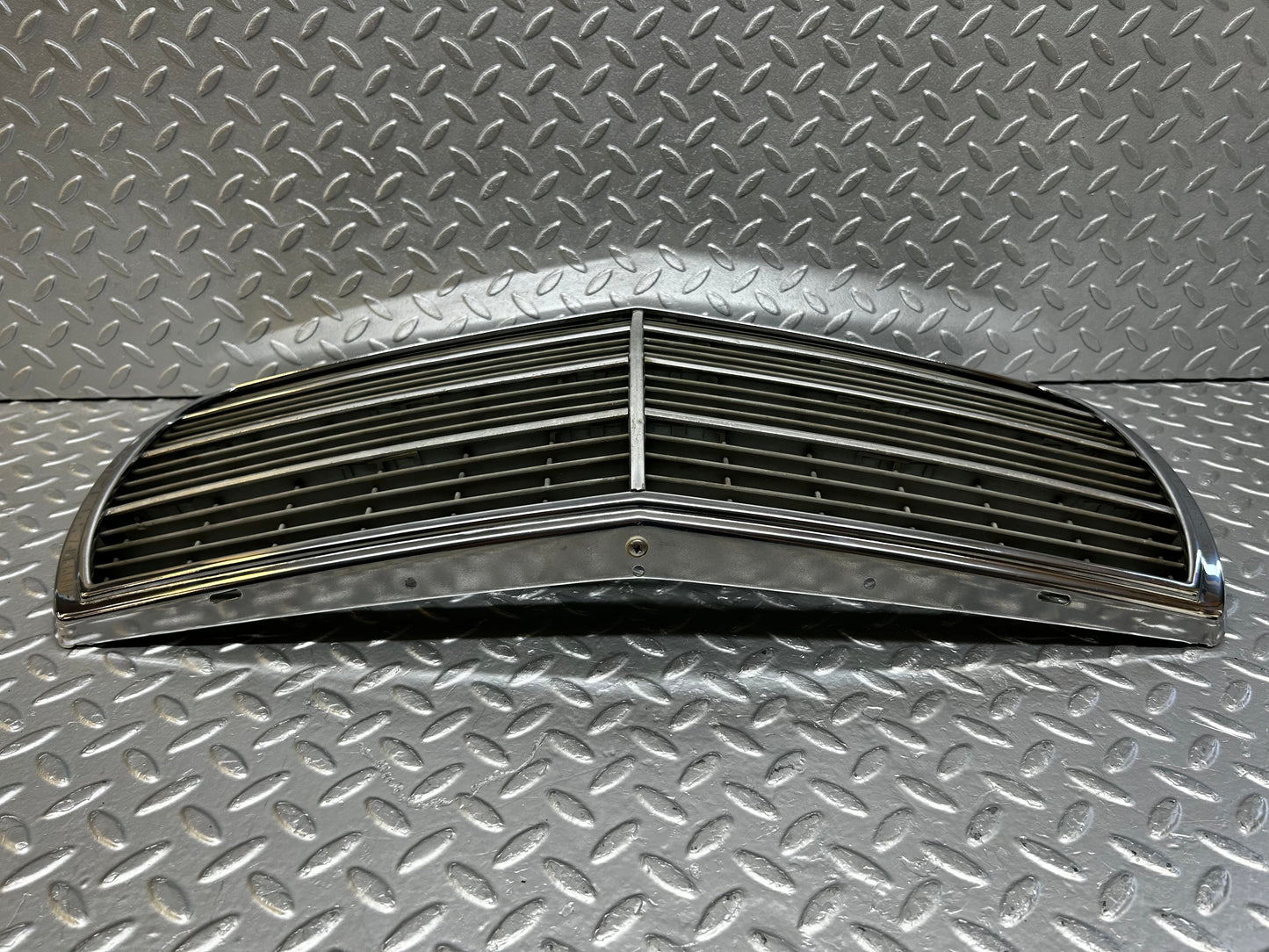 31899 Mercedes-Benz W123 Bonnet Grill Chrome 1238880923