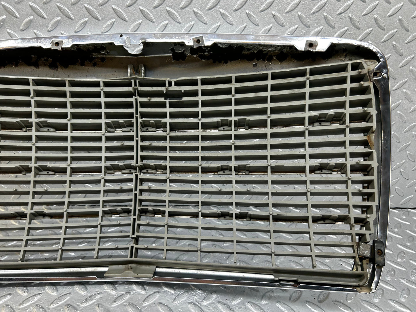 31899 Mercedes-Benz W123 Bonnet Grill Chrome 1238880923