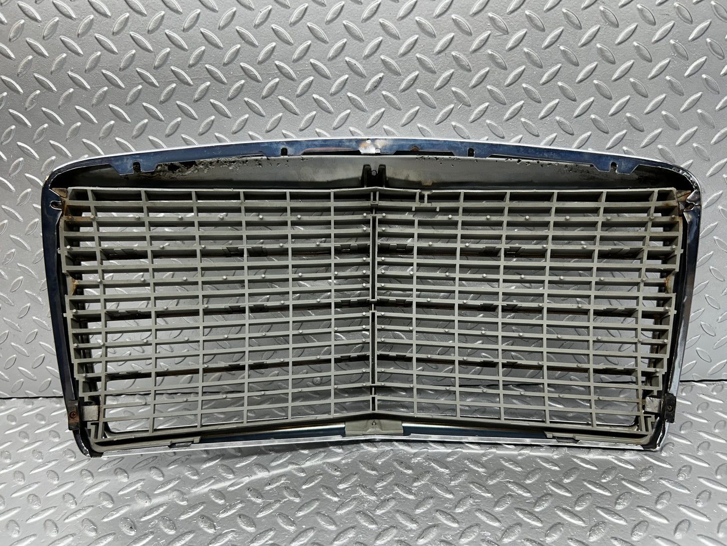 28420 Mercedes-Benz S123 240D Wagon Bonnet Grill Chrome 1238880923
