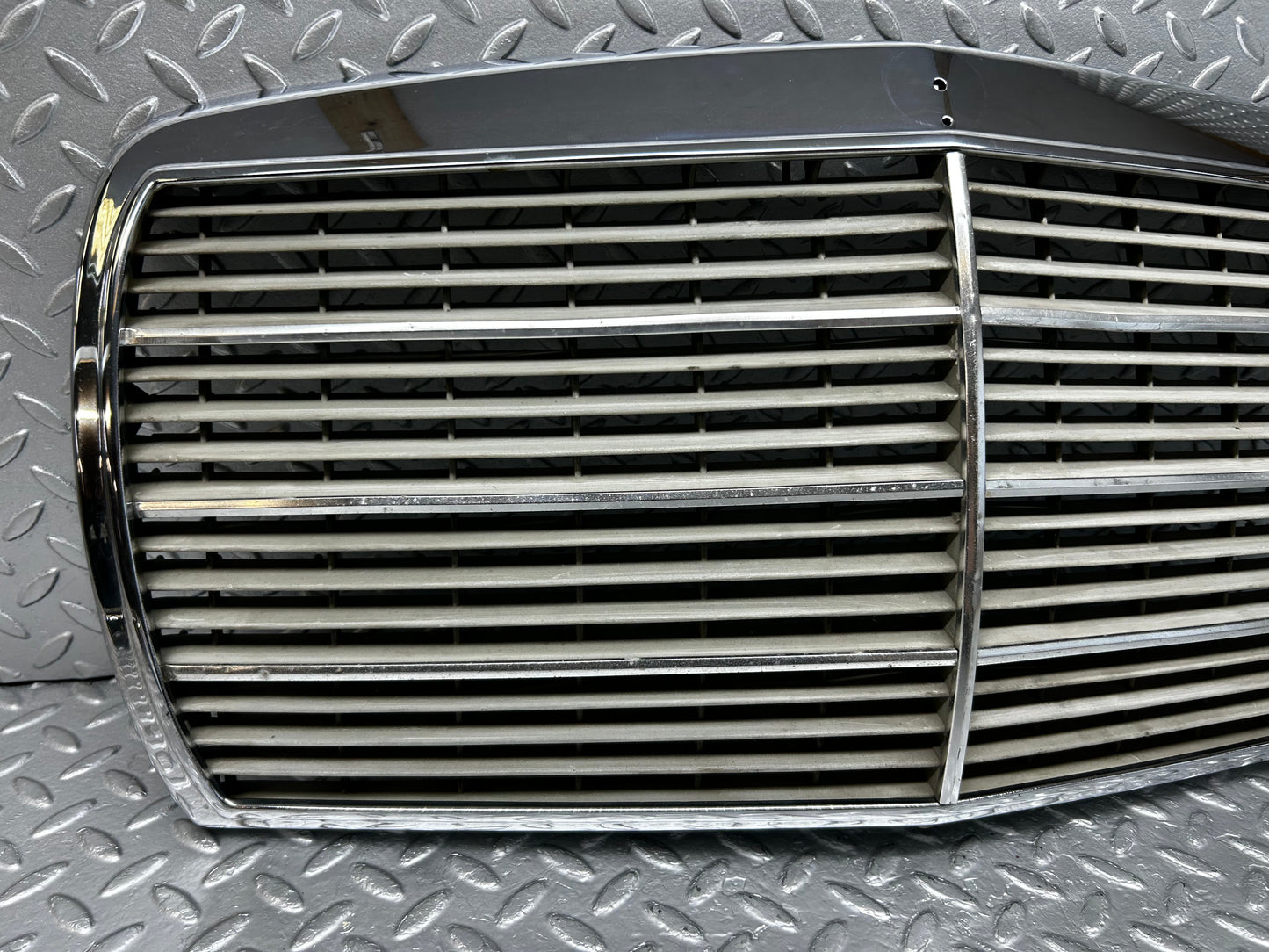 28420 Mercedes-Benz S123 240D Wagon Bonnet Grill Chrome 1238880923