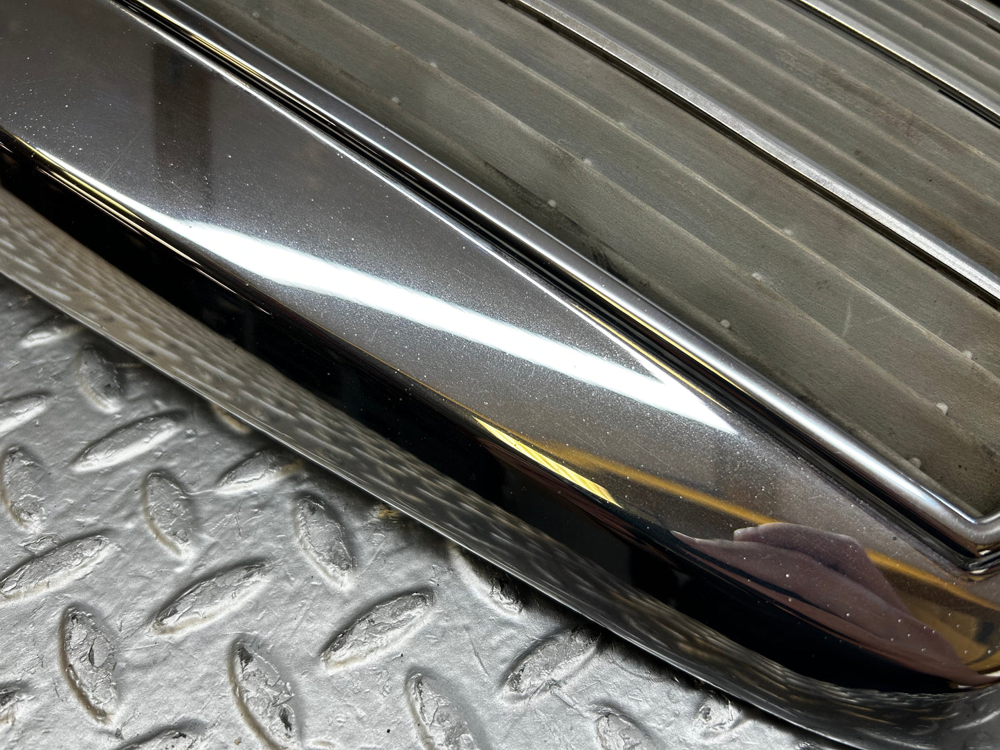 31899 Mercedes-Benz W123 Bonnet Grill Chrome 1238880923